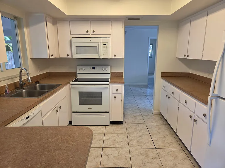 239 W Riverside Dr — Photo 6