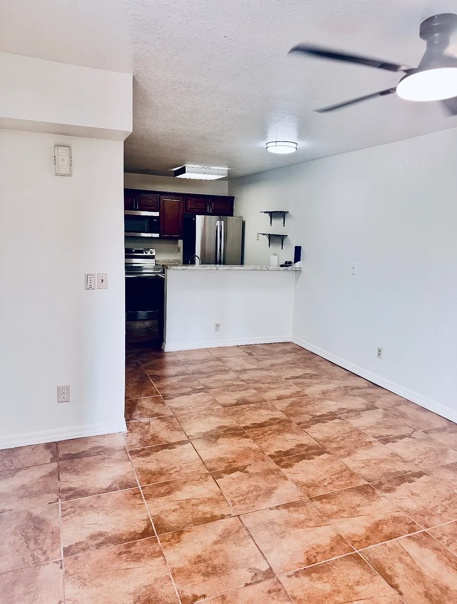 Main living area with dining and kitchen. - 510 N Alma School Rd #189
