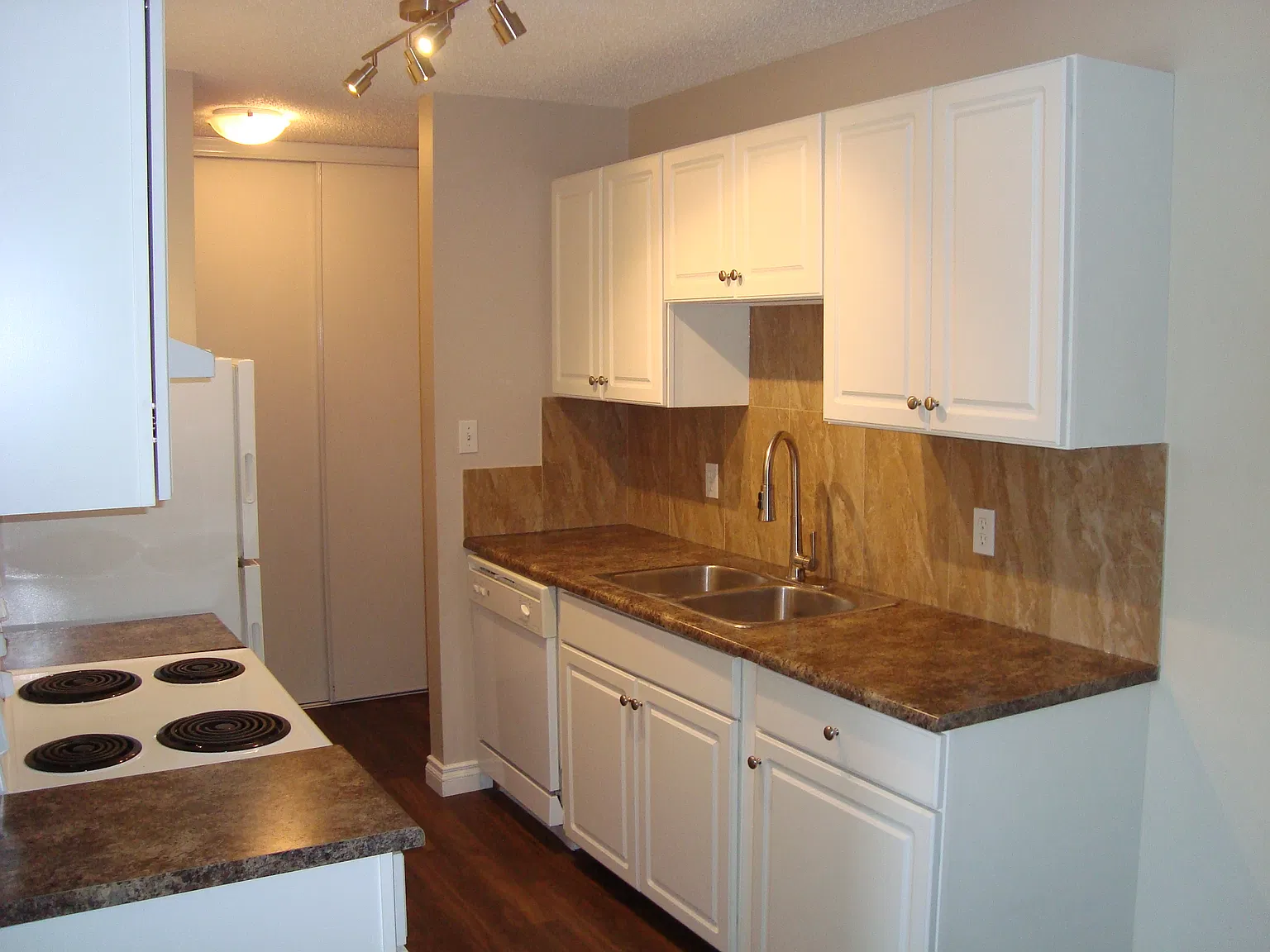 1 bed, 1.0 bath, 875 sqft, $1,125 — Photo 3