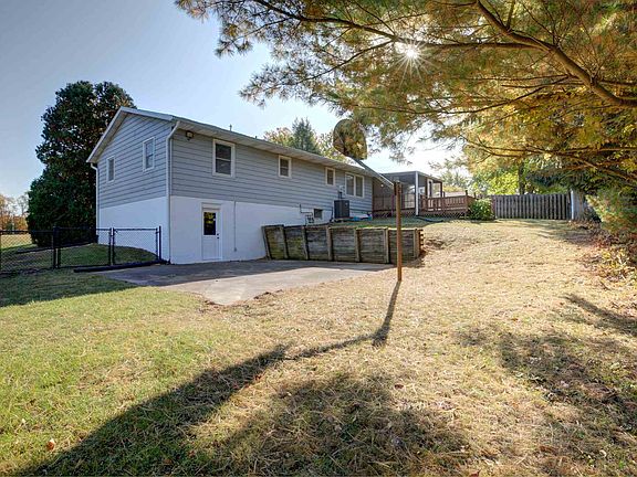 3rd image of 111 N Roundtree Ct