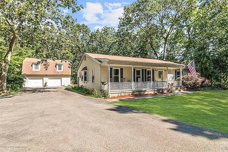 96 Willow Dr photo 1