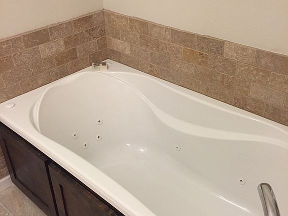 Master bath jetted tub