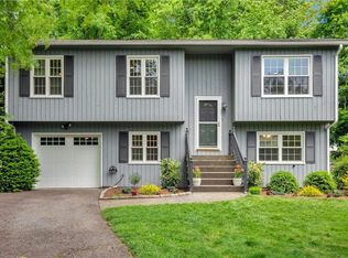 8 Old Village Ln, Katonah, NY 10536