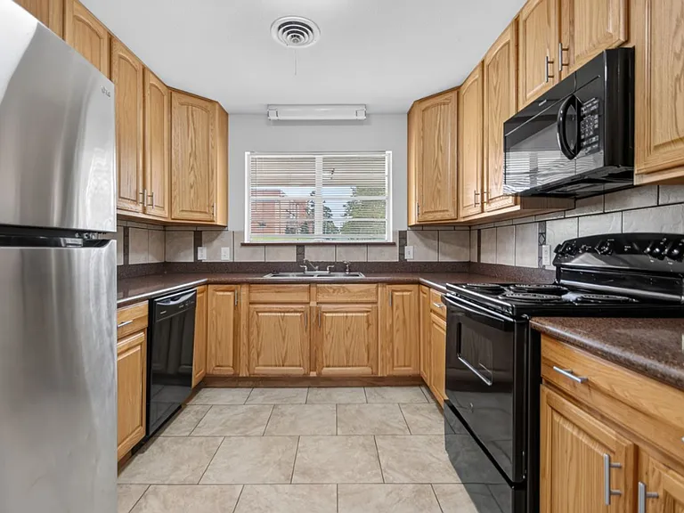 822 N Hughes St — Photo 2