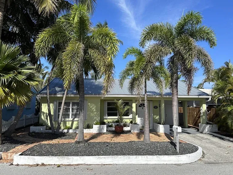 49 Douglas Dr — Photo 1