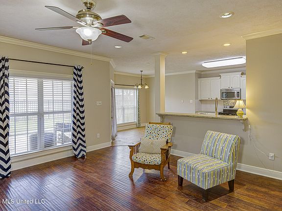 4th image of 33 Birkdale Cir