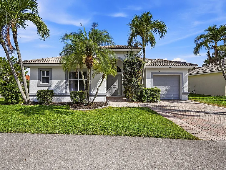 1852 Capeside Cir — Photo 1