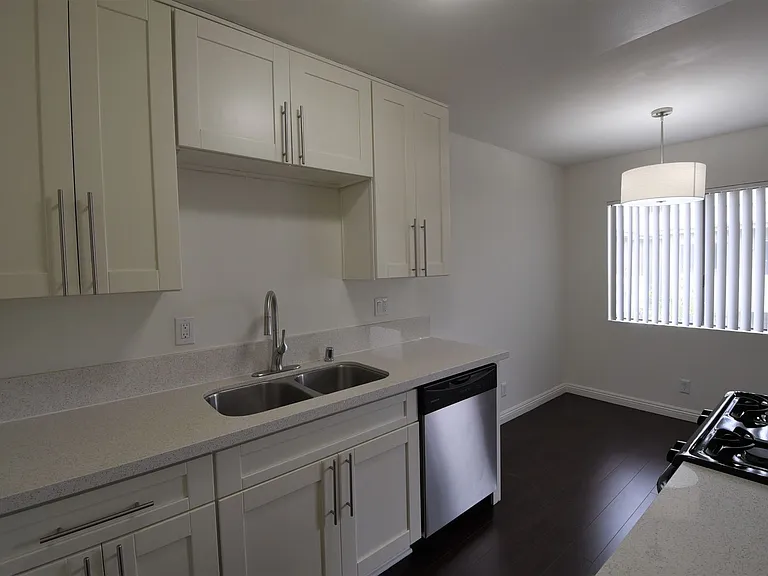 15128-44 Burbank Blvd — Photo 6