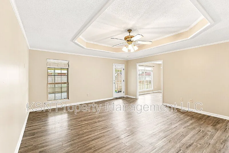 3 bed, 2.0 bath, 1819 sqft, $2,100 — Photo 3