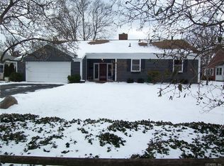 35 Schoolhouse Ln, Rochester, NY 14618