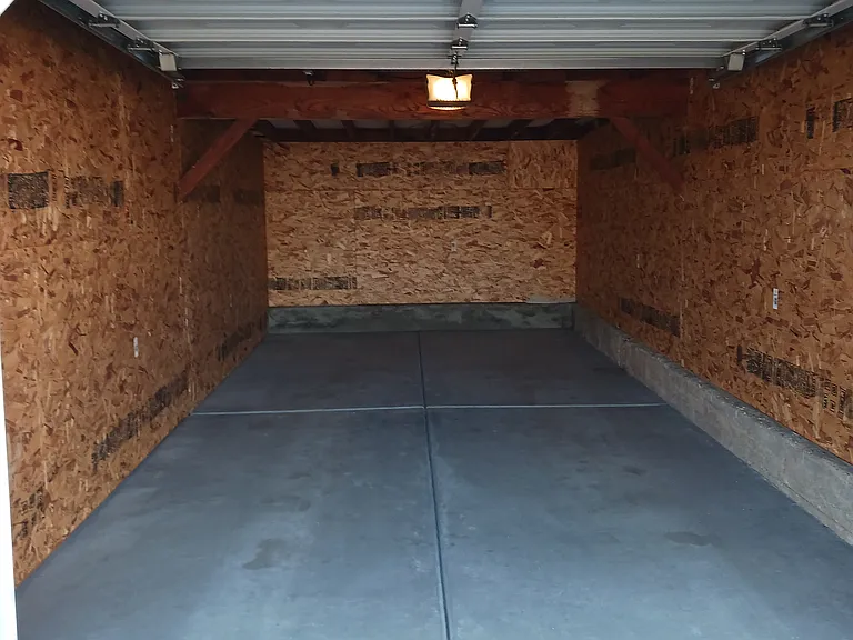 OVERSIZED GARAGE