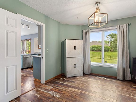 4th image of 864 Winterberry Ct