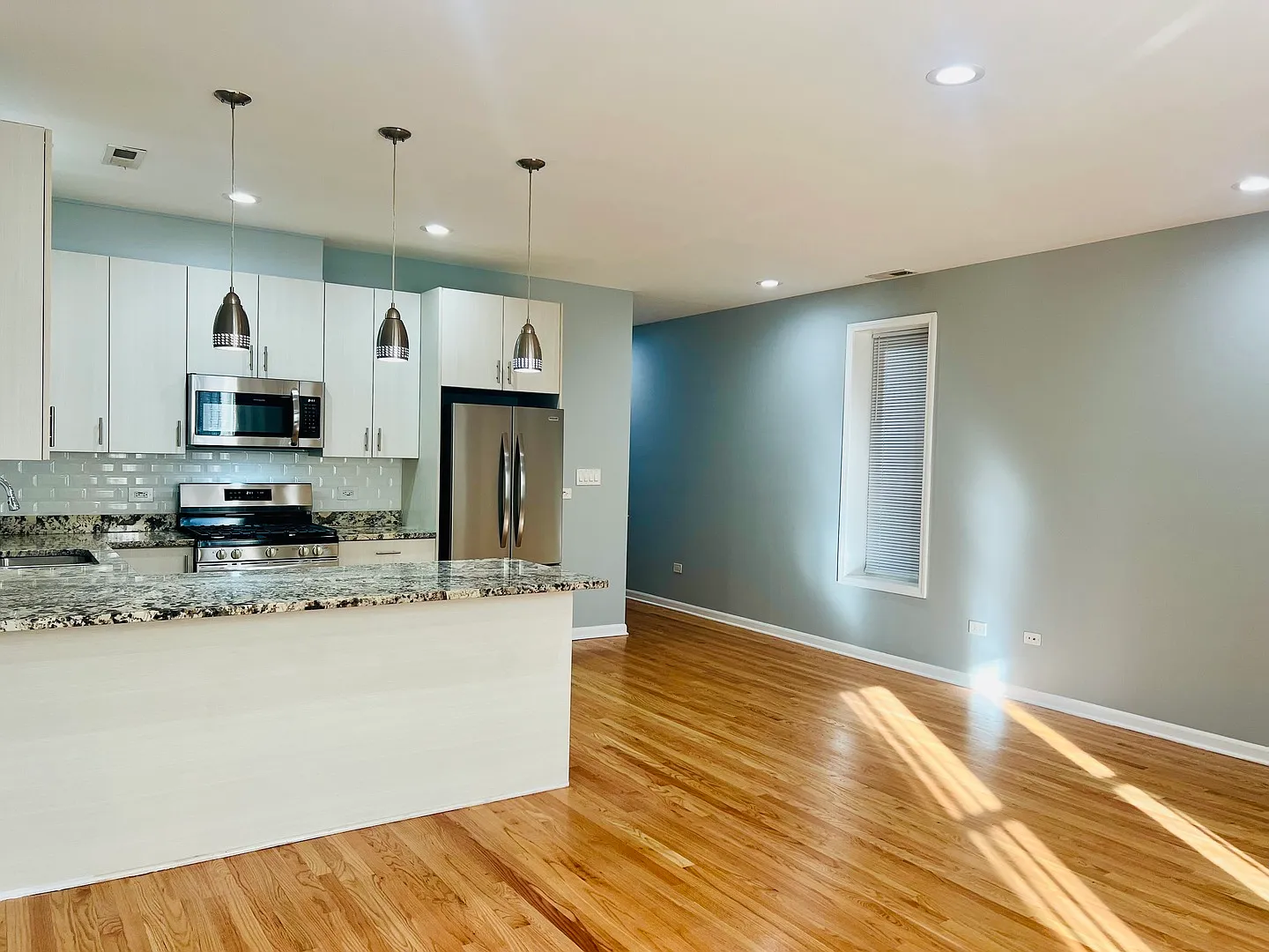 3 bed, 1300 sqft, $2,500 — Photo 3