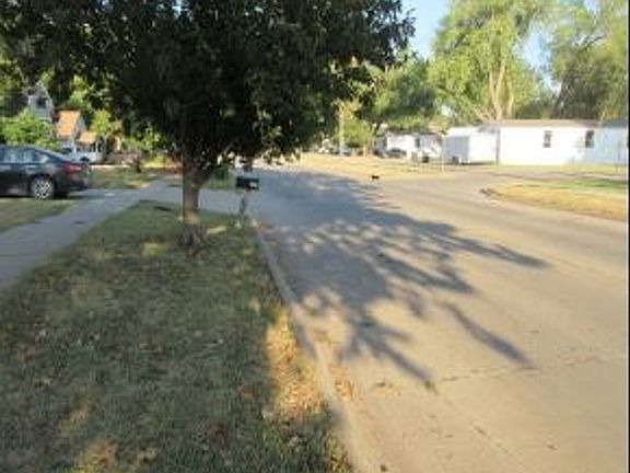 Exterior Neighborhood (street photo)
