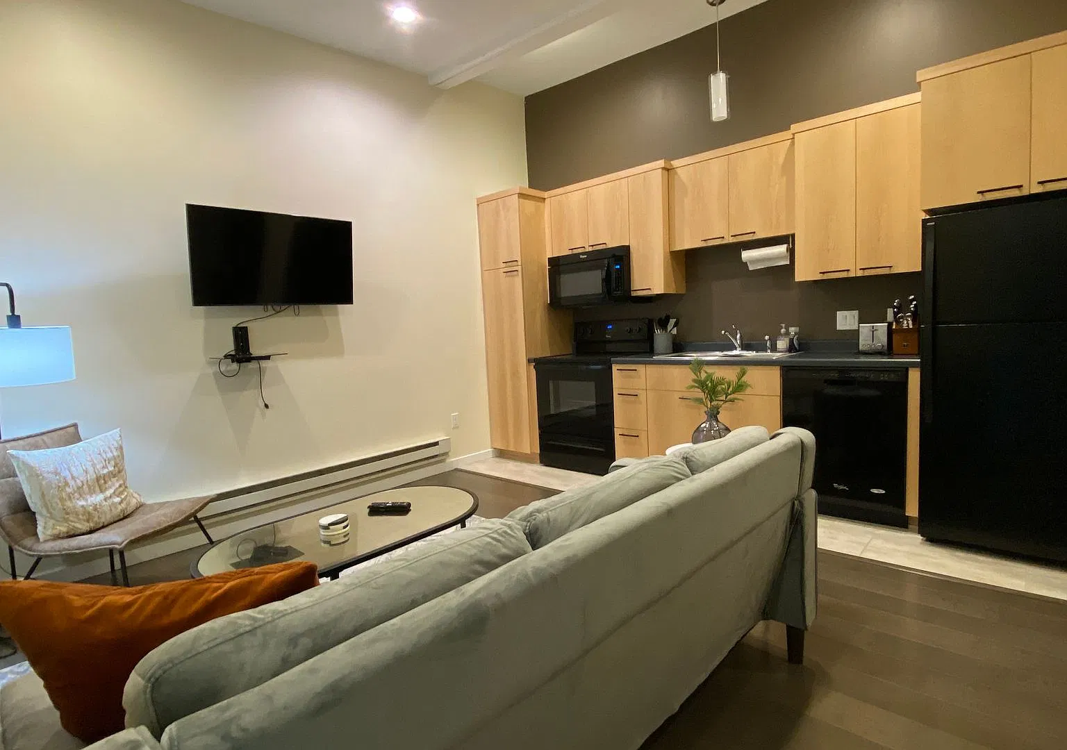 New Luxury Downtown 2 Bedroom Apartment with Indoor Garage — Photo 2