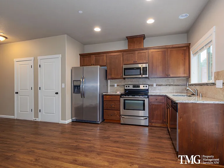 Garage, Backyard, 3 Bedroom - Now Leasing — Photo 3