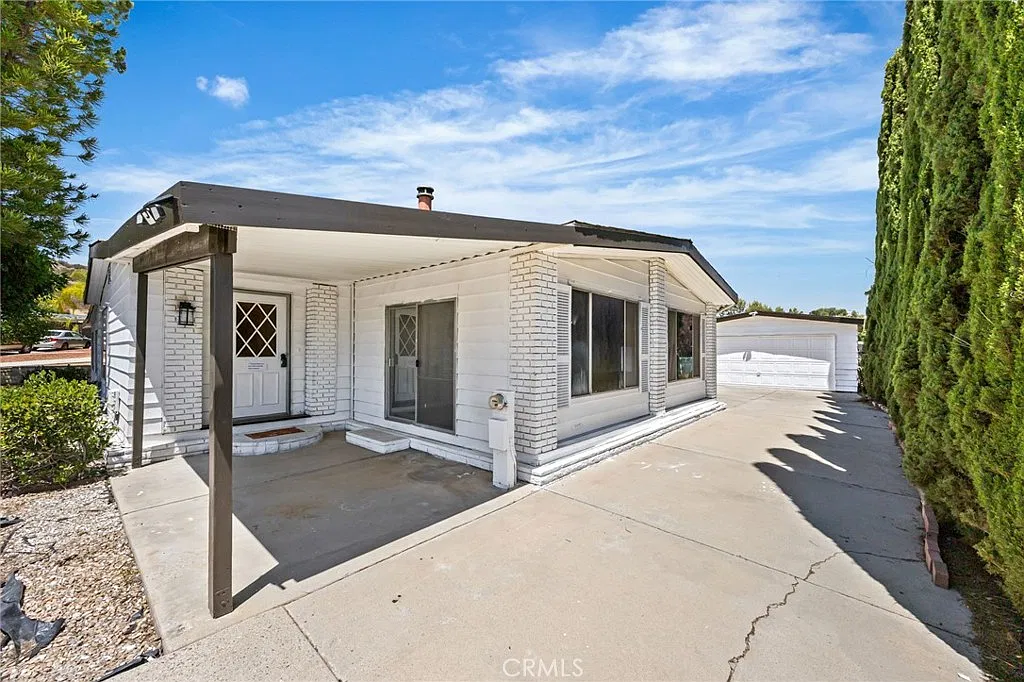 3 bed, 1886 sqft, $2,495 — Photo 2