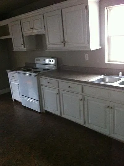 924 N Tucker Ave — Photo 2