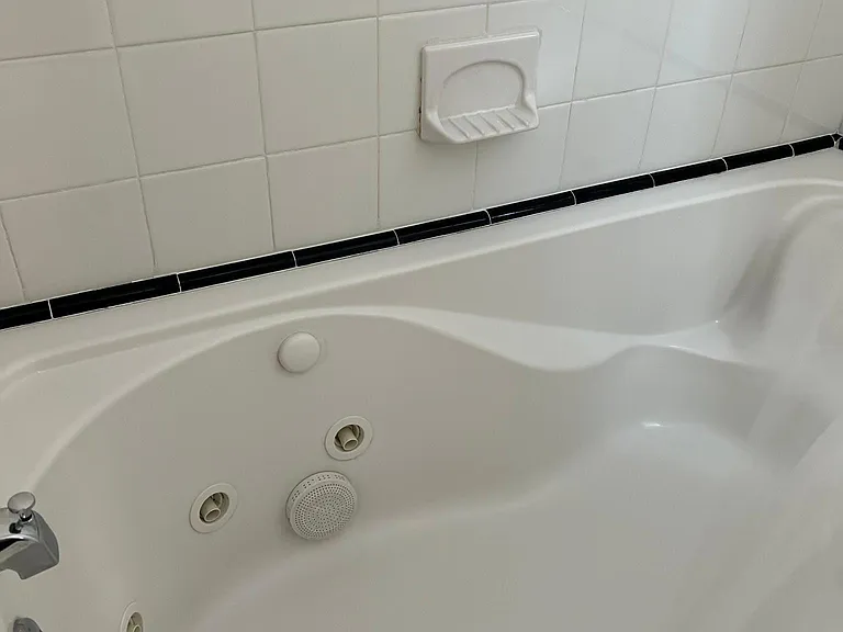 Level 2
Full Bathroom 1 with Tub