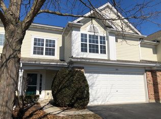 909 Huntington Dr #909, Elk Grove Village, IL 60007