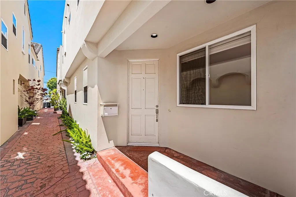 3 bed, 2.5 bath, 1917 sqft, $7,800 — Photo 2