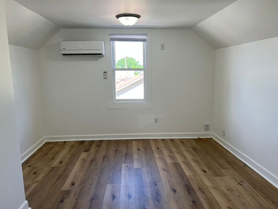 1st image of 409 1/2 N Clark St #409-1/2