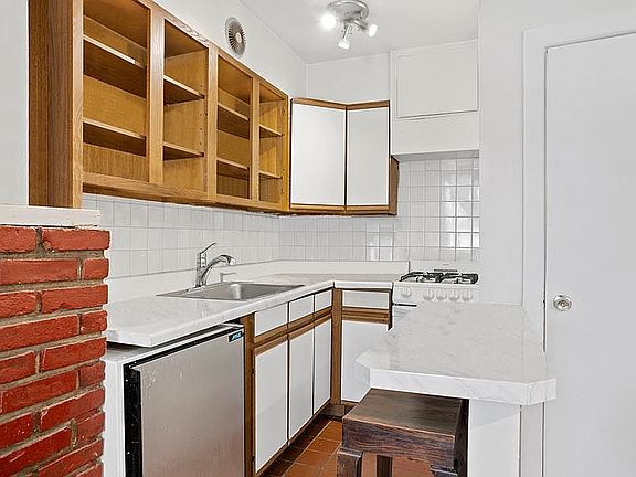 4th image of 9 Patchin Pl APT 9