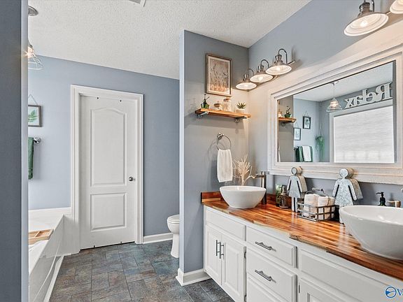 4th image of 126 Willowvalley Dr