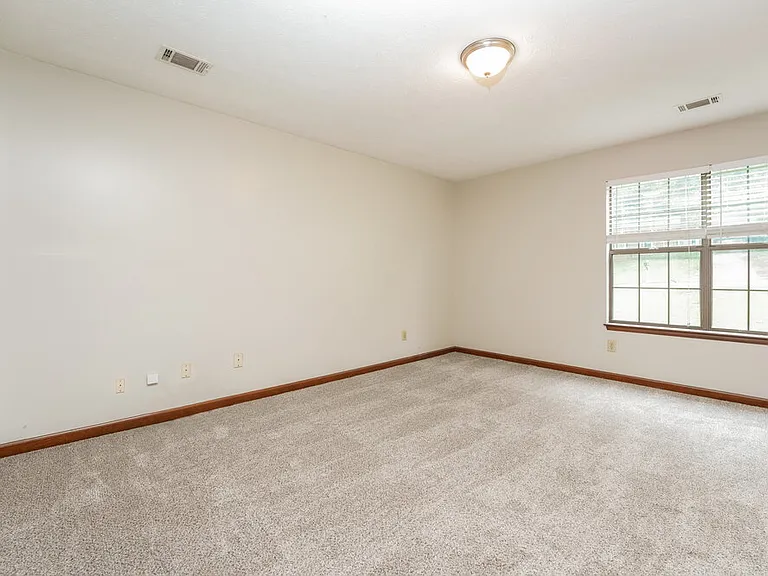 116 Adrian Dr — Photo 9
