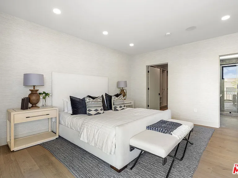 12304 Moorpark St #103 — Photo 36