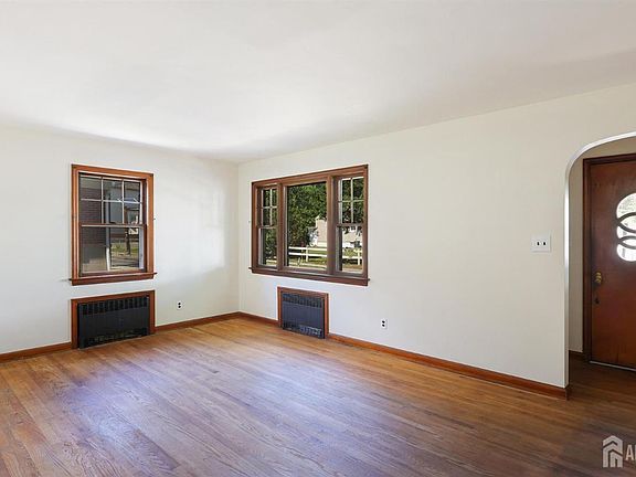 5th image of 89 Ford Ave