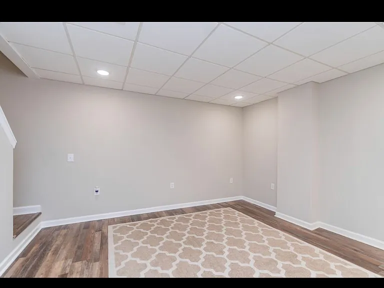 911 Crest Dr — Photo 28