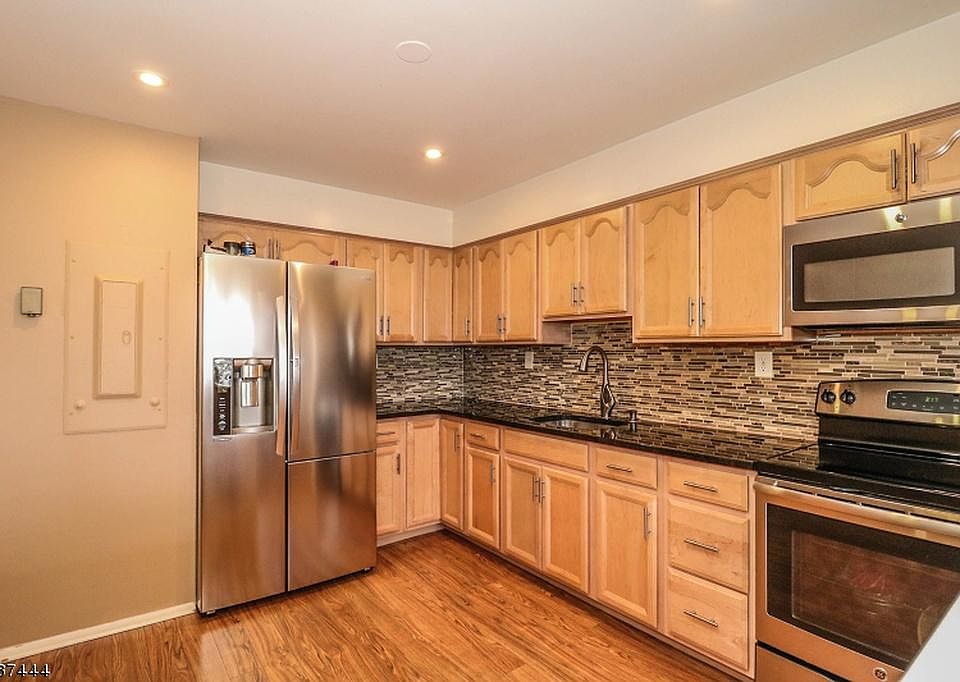 2nd image of 808 Eves Dr Unit 3F