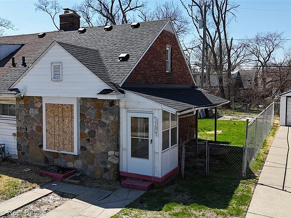 2nd image of 15825 Pinehurst St