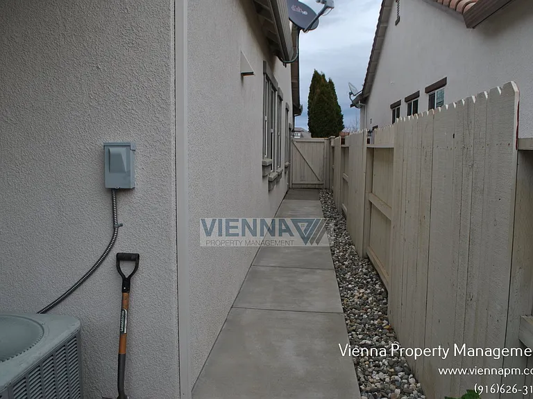 2101 Harpford Dr — Photo 26