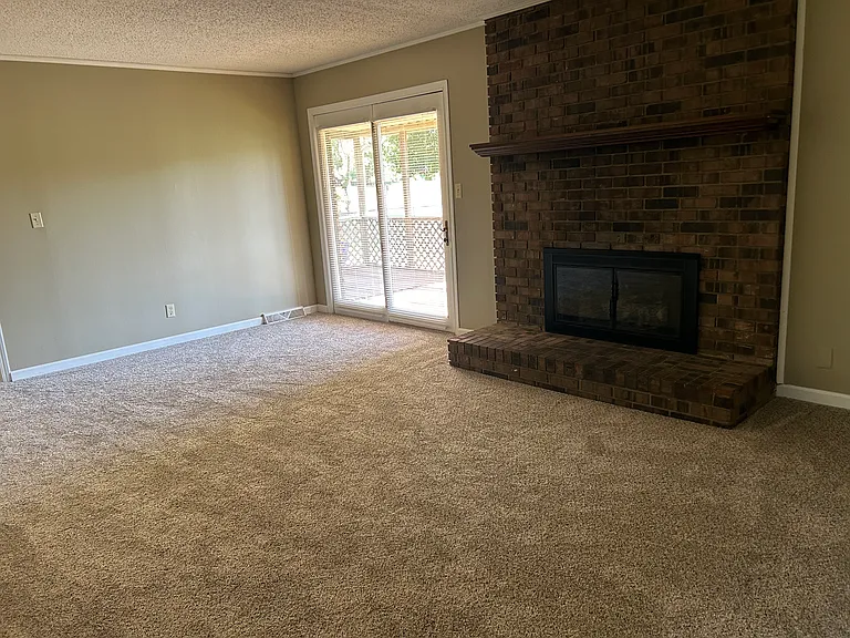 1572 Oxford Way — Photo 7