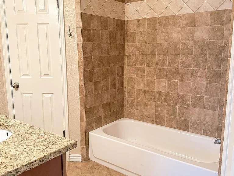 812 Primrose Ln — Photo 9