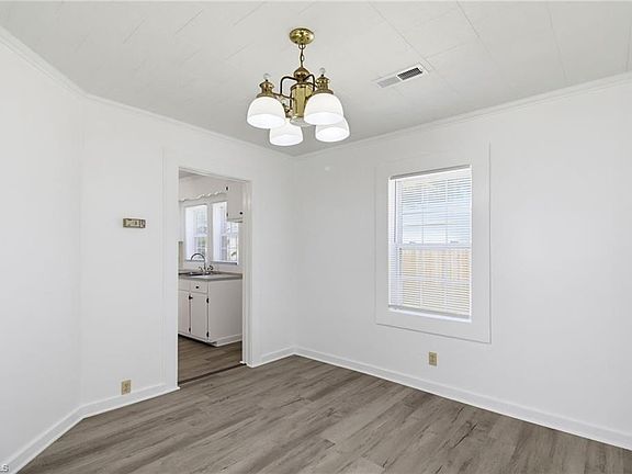5th image of 301 Dixie St
