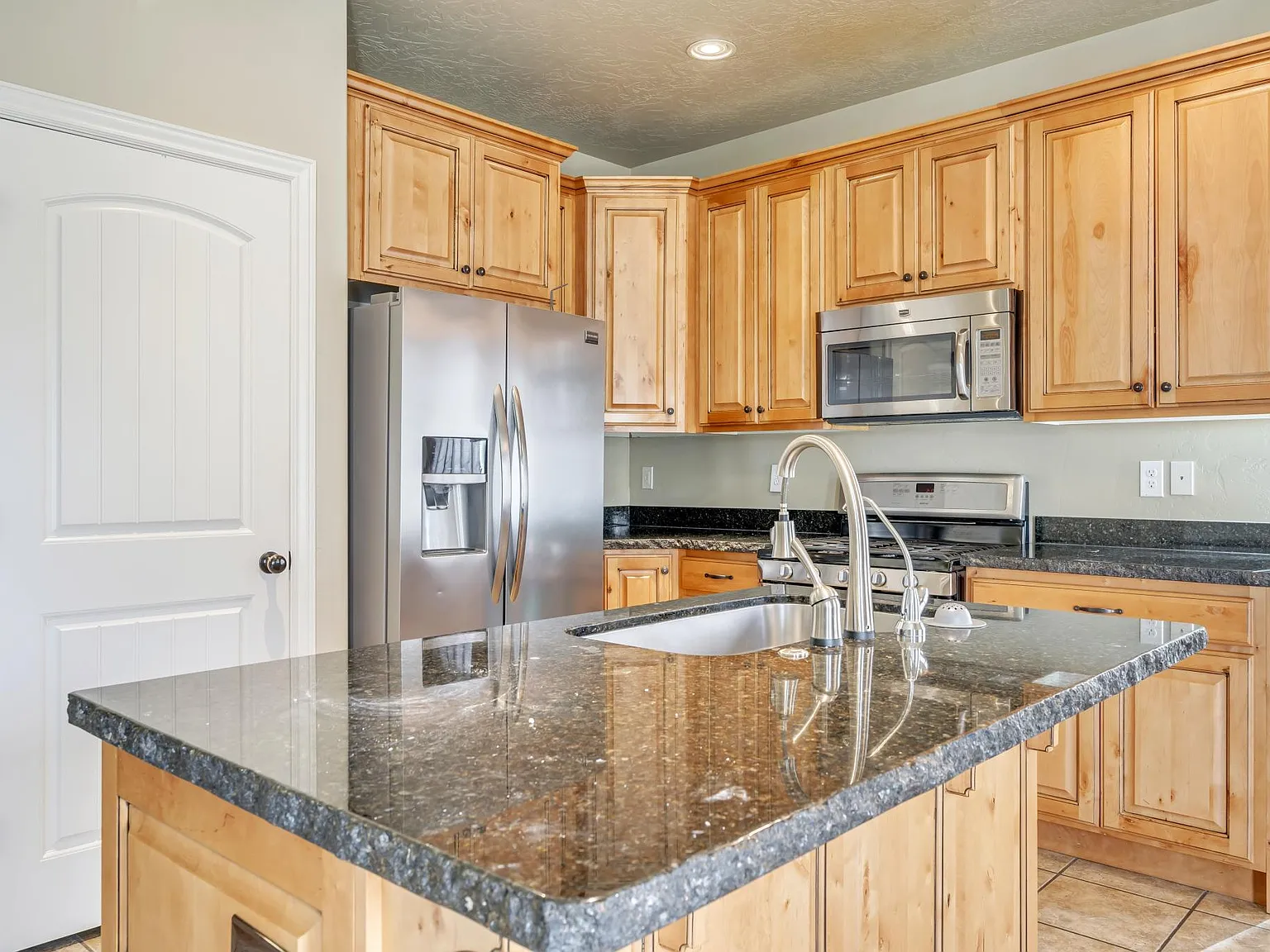 3 bed, 2010 sqft, $2,400 — Photo 3