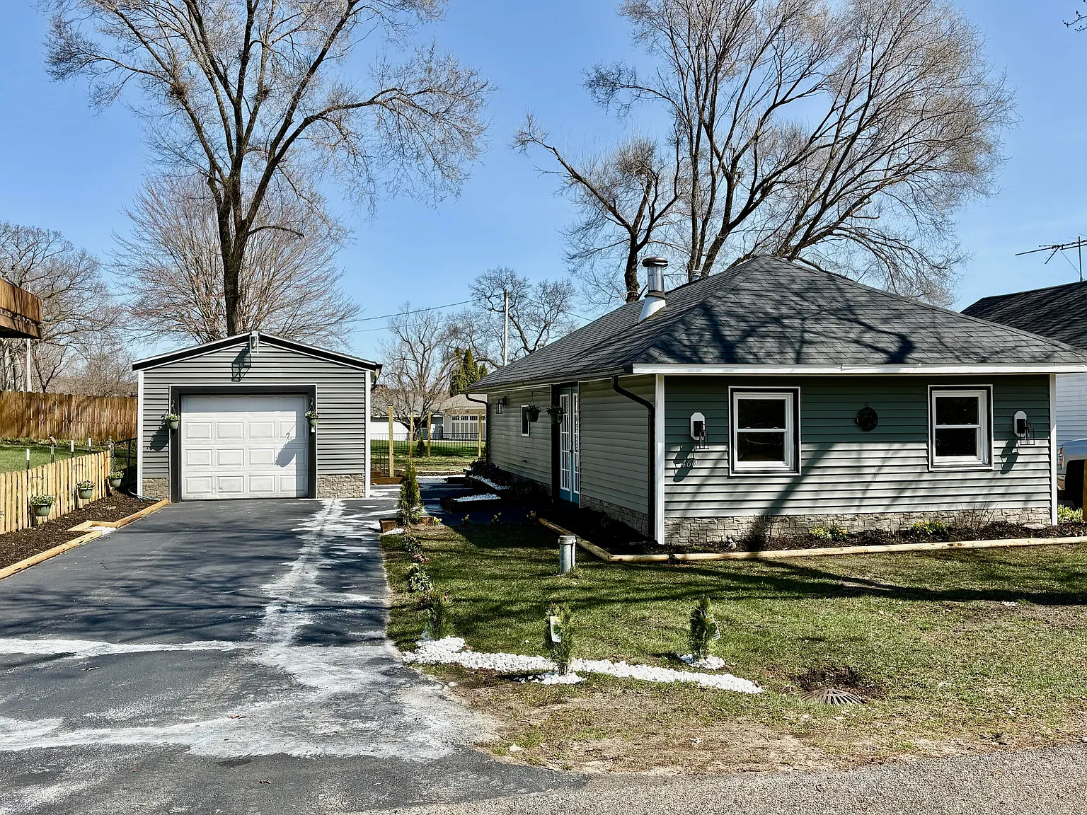 460 Hazel Ct photo 1