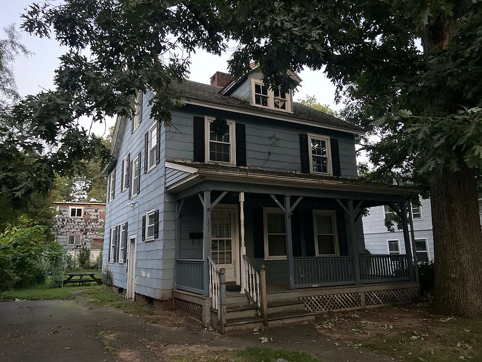 2nd image of 141 Pine St