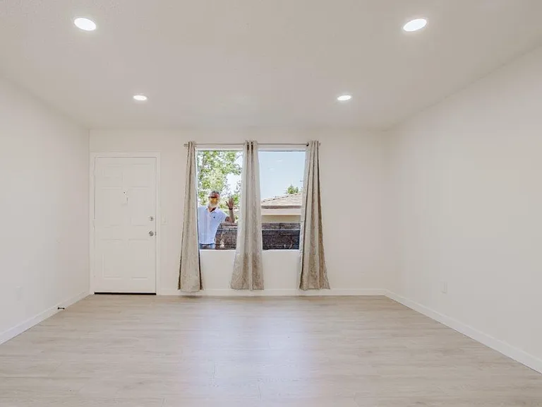 914 E Elk Ave #3 — Photo 42