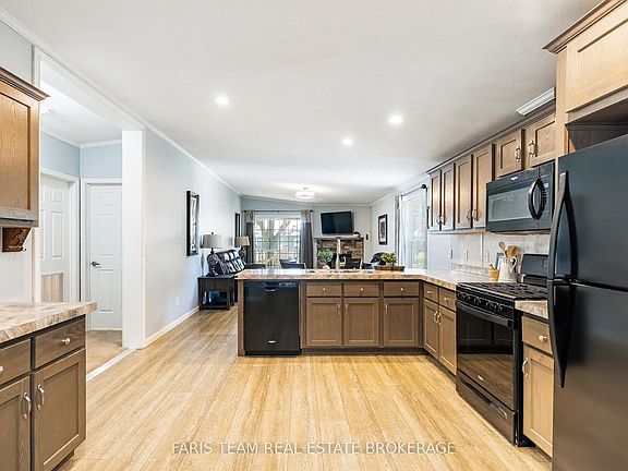 4th image of 37 Hawthorne Dr