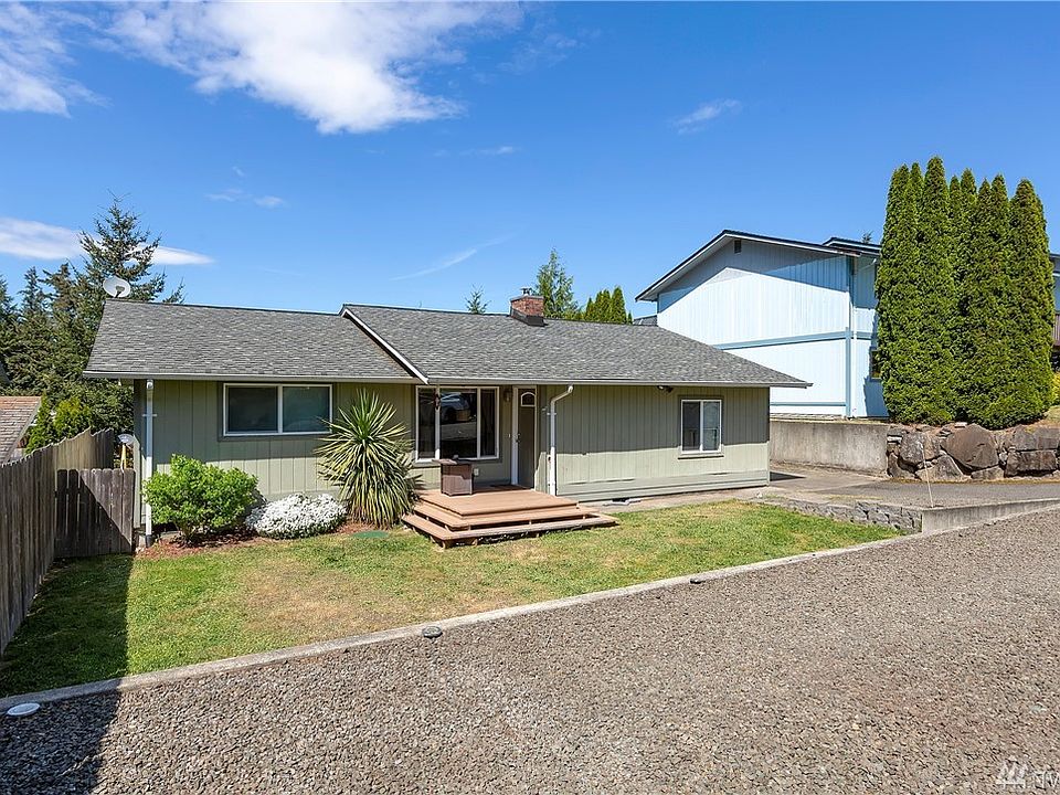 This home is located at the end of a cul-de-sac in West Bremerton, and is near many amenities.