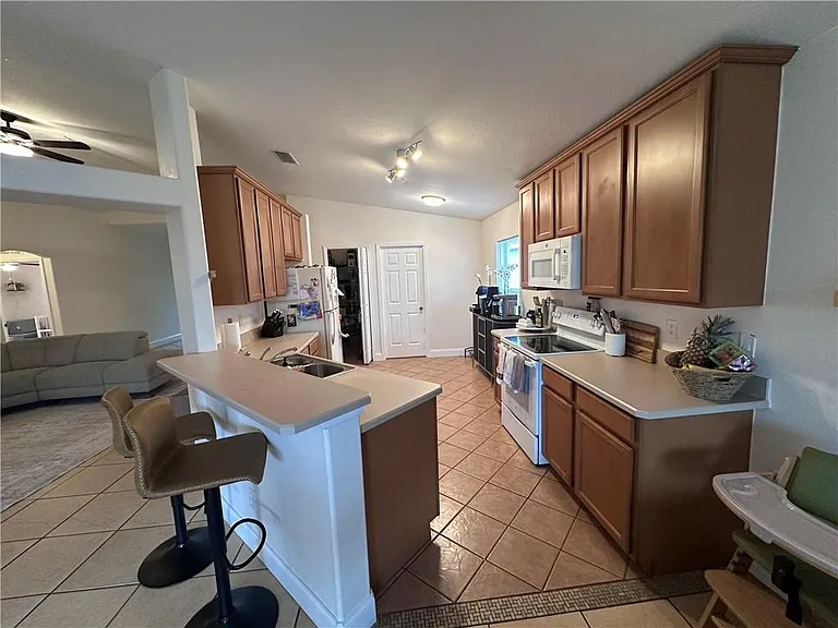 824 Greenleaf Cir — Photo 10