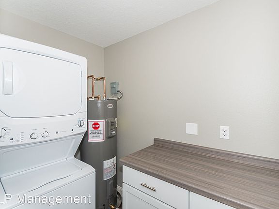 5th image of 2832 20th Ave S #203