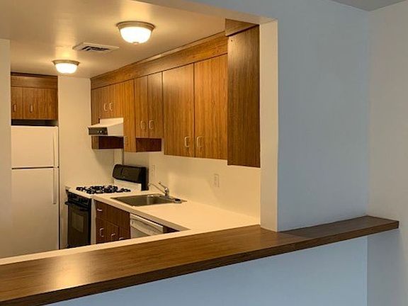 4th image of 141 Fulton Ave #8598896