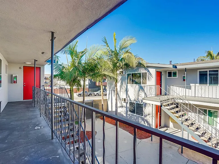 900 Alamitos Ave — Photo 44