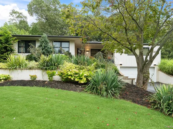 17 Newport Drive, Plainview, NY 11803