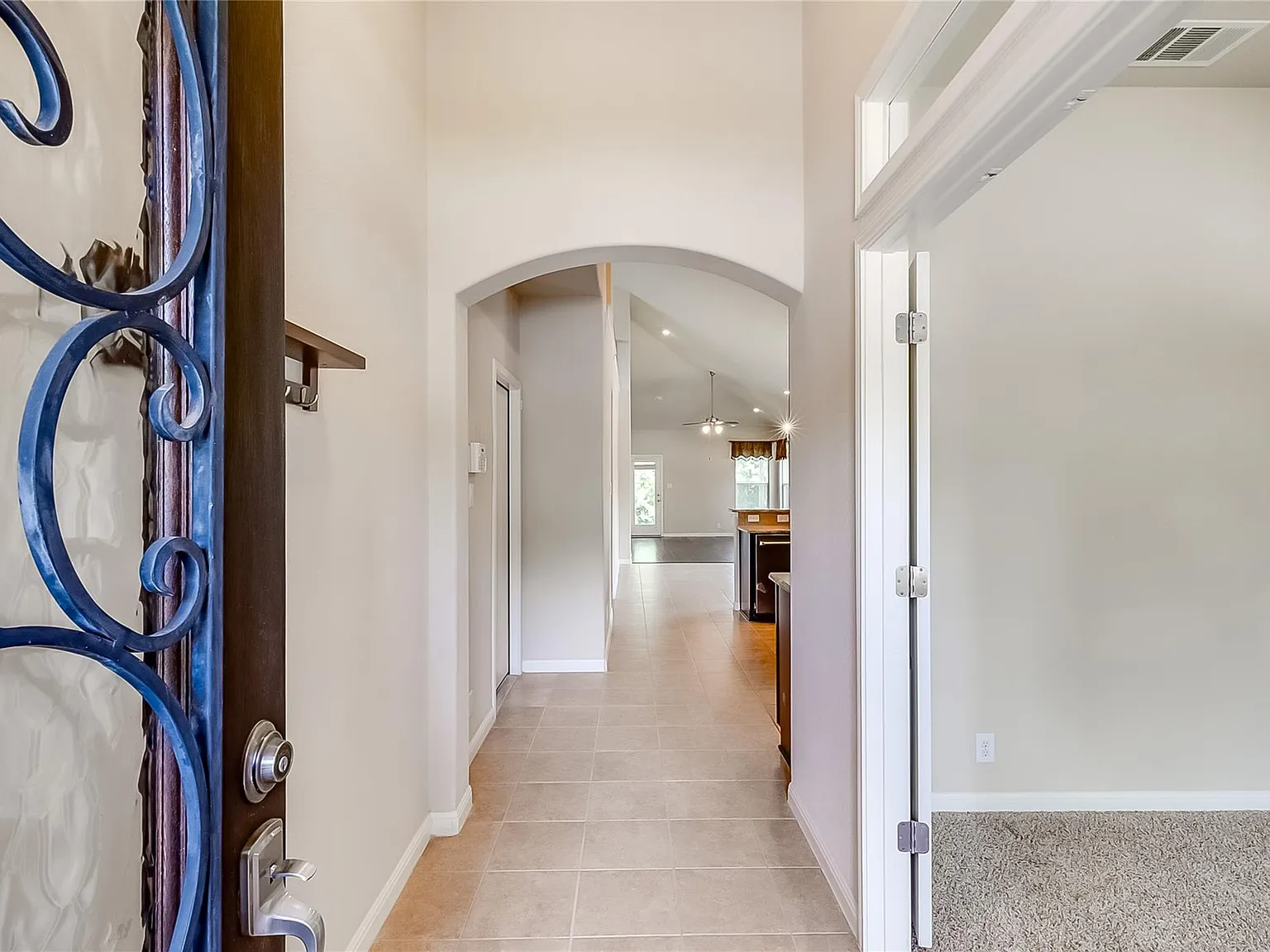 3 bed, 3.0 bath, 2099 sqft, $2,450 — Photo 4